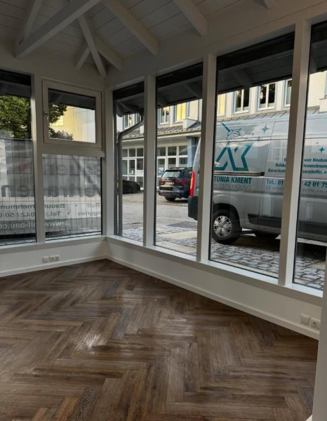 Galeriebild YDqcwhofbo.jpg